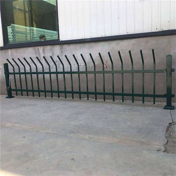 草坪防護(hù)U型圍欄 彎n型新式鋅鋼 泓宸輝藍(lán)白道路隔離欄