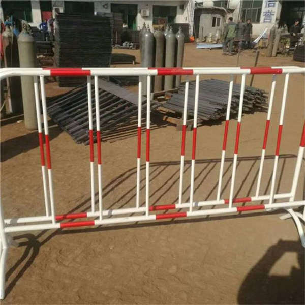 紅白色鐵馬臨時護(hù)欄 交通移動圓管網(wǎng) 道路施工活動防護(hù)欄