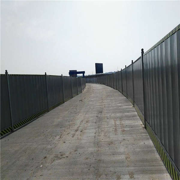 2.5米高彩鋼板施工圍擋 裝配式鐵皮護欄 小草臨時防護網(wǎng)特點