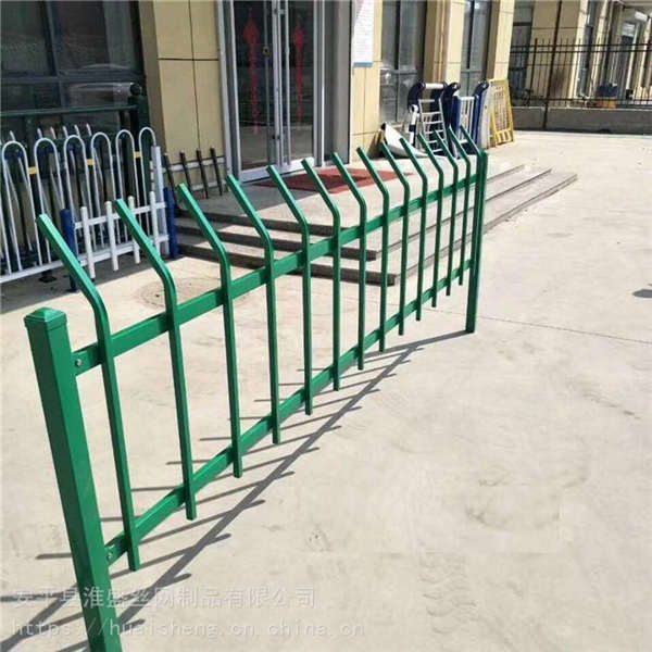 鍍鋅管鐵藝花池護(hù)欄 泓宸輝折彎小欄桿 園林別墅景觀防護(hù)欄